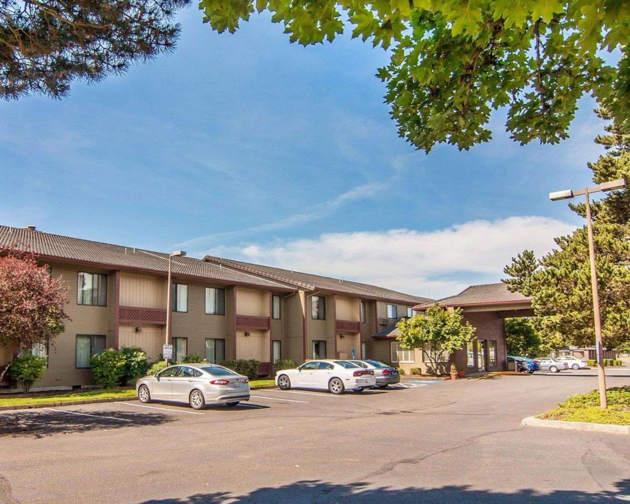 Comfort Inn Conference Center Hillsboro Exterior photo